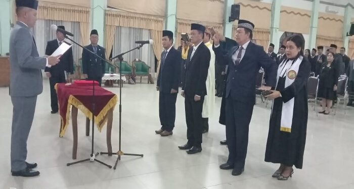 FOTO : DISKOMINFO SANTIK/MATA KALTENG - Bupati Gumas Jaya S Monong melantik dan mengambil sumpah janji pejabat eselon II, III, dan IV, di GPU Damang Batu, Jumat, 22 Maret 2024 malam.