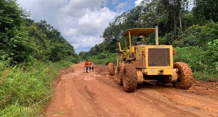 FOTO: IST/MATA KALTENG - Pemeliharaan jalan Cempaka Mulia dan Terantang.