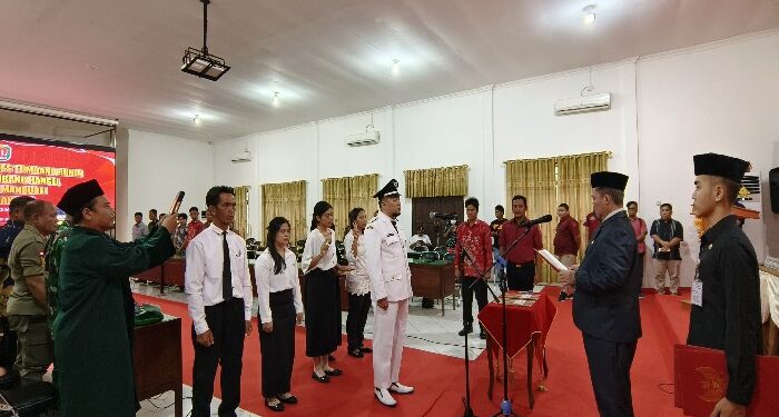 FOTO: MATAKALTENG - Pj Bupati Katingan Saiful, saat melaksanakan pelantikan Pj Kades Tumbang Runen serta PAW Anggota BPD, di aula BKAD Katingan.