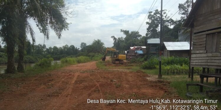 FOTO: IST/MATA KALTENG - Penggeseran badan jalan di Desa Bawan, Kecamatan Mentaya Hulu, Kotim.