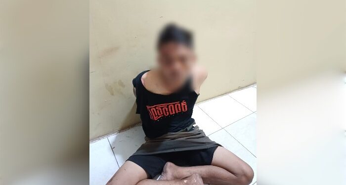 FOTO: IST/MATA KALTENG - Pelaku saat diamankan di kantor Mapolsek Kota Besi.