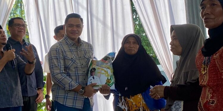FOTO: IST/MATAKALTENG - Plt. Kepala Dinas Pendidikan (Kadisdik) Provinsi Kalimantan Tengah, Muhammad Reza Prabowo saat menyalurkan bantuan sosial.