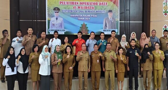 FOTO : AND/MATAKALTENG - Foto bersama pada kegiatan pelatihan e-Walidata.