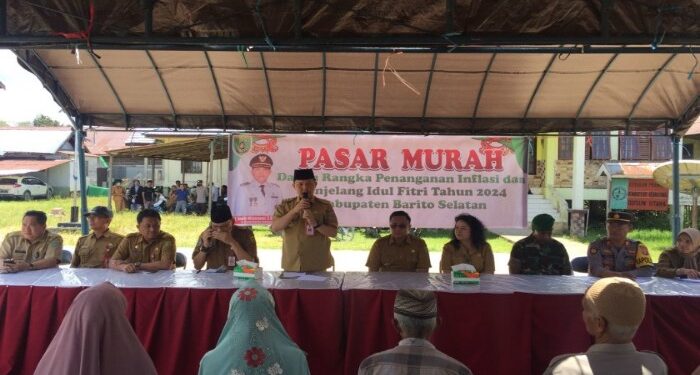 FOTO: MATAKALTENG - Pj. Bupati Barsel H. Deddy Winarwan Saat Membuka Pasar Murah di Kelurahan Pendang Kecamatan Dusun Utara.