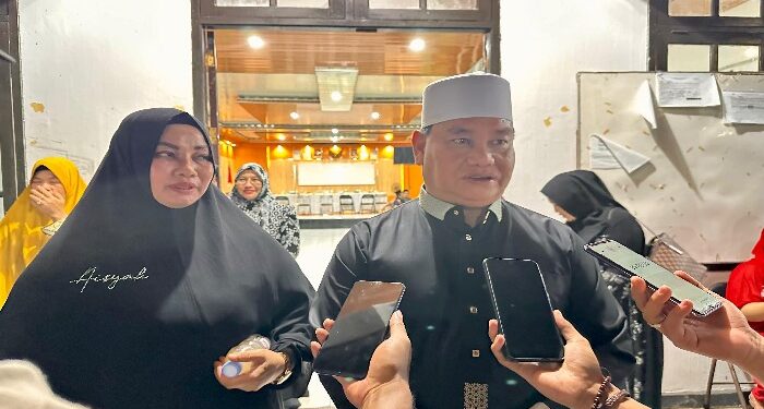 FOTO: MATAKALTENG - Bupati Kotim, Halikinnor dengan wakilnya, Irawati.