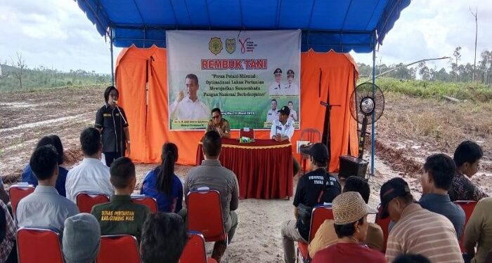 FOTO : DISKOMINFO SANTIK/MATA KALTENG - Wakil Bupati Gumas Efrensia LP Umbing bersama Kepala Dinas Pertanian Aryantoni dan perwakilan Kementerian Pertanian, saat memberikan arahan pada kegiatan rembuk tani tingkat kabupaten tahun 2024, di Desa Tanjung Riu, Kecamatan Kurun, Sabtu, 23 Maret 2024.