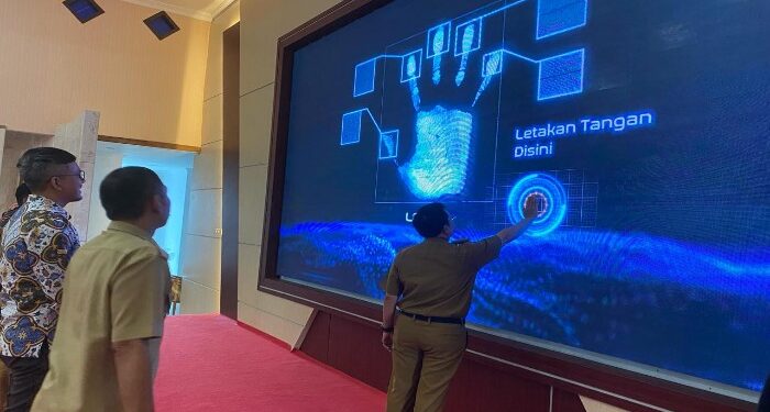 FOTO: AKH/MATAKALTENG - Pj Bupati Sukamara Kaspinor saat melaunching sistem pembayaran pajak daerah melalui virtual account pada aplikasi e-pajak.