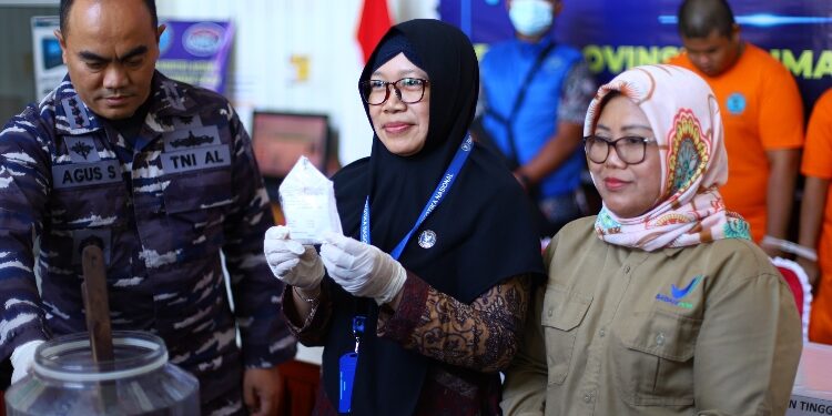 FOTO: OLIVIA/MATAKALTENG - Proses pemusnahan barang bukti sabu seberat 79,63 gram oleh BNNP Kalteng.