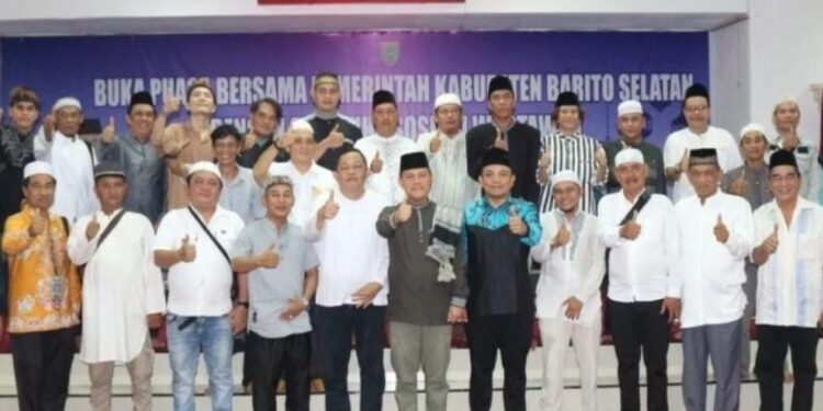 FOTO: IST/MATAKALTENG - Dr H Deddy Winarwan MSi saat foto bersama usai acara buka puasa dengan wartawan di rumah jabatan Bupati, Minggu 25 Maret 2024.