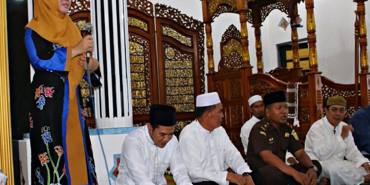 FOTO: AND/MATALALTENG - Pj Bupati Pulang Pisau, Nunu Andriani saat menghadiri safari ramadan di Kecamatan Kahayan Kuala.