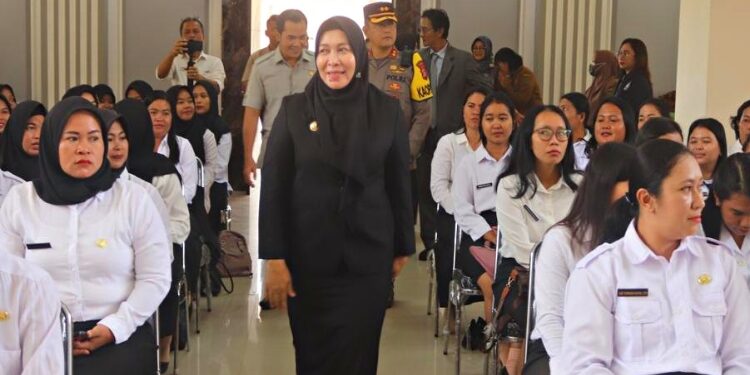 FOTO : AND/MATAKALTENG - Pj Bupati Pulang Pisau, Nunu Andriani saat menghadiri pelantikan dan pengambilan sumpah janji jabatan fungsional PPPK.