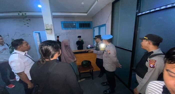 FOTO: MATAKALTENG - Personel Polsek Dusel saat menggelar rajia Cipkon dan THM tadi malam.