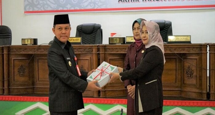 FOTO: MATAKALTENG - Pj Bupati Barsel, Deddy Winarwan, saat berada di ruang sidang paripurna DPRD Barsel.