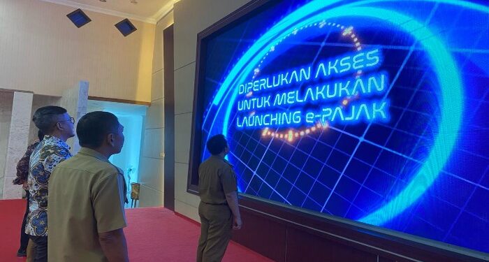 Foto : AKH/MATAKALTENg - Pj Bupati Sukamara Kaspinor saat melaunching sistem pembayaran pajak daerah melalui virtual account pada aplikasi e-pajak.