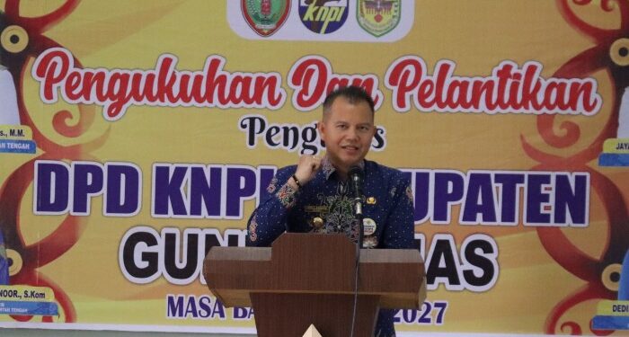 FOTO : DISKOMINFO SANTIK/MATA KALTENG - Bupati Gumas Jaya S Monong memberikan arahan di kegiatan pengukuhan dan pelantikan pengurus DPD KNPI Kabupaten Gumas masa bakti 2024-2027, pekan lalu.
