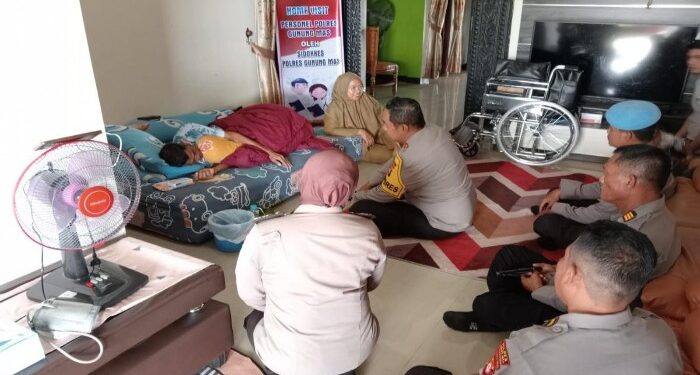 FOTO : HUMAS POLRES GUMAS/MATA KALTENG - Kapolres Gumas AKBP Theodorus Priyo Santosa bersama Kabag SDM AKP Marolop Purba, dan Kasi Dokkes Brigpol Yana maria menjenguk salah satu personel polres yang sakit, Rabu, 27 Maret 2024.