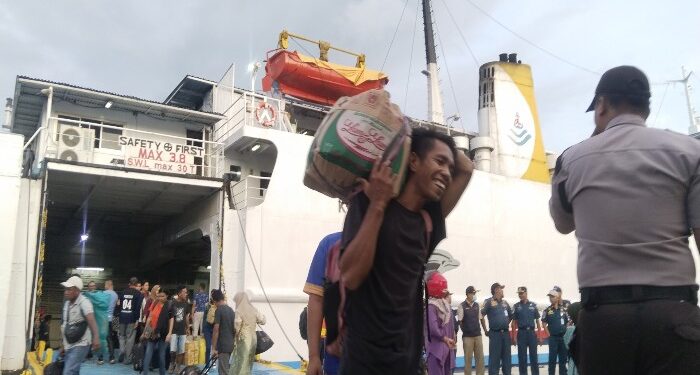 FOTO: AGUS/MATAKALTENG - Penumpang dari Surabaya-Sampit yang tiba di Pelabuhan Mentaya.