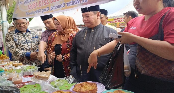 FOTO : DOK DEVIANA/MATAKALTENG - Bupati Kotim Halikinnor dan wakilnya Irawati saat membeli takjil di pasar Ramadan, belum lama ini.