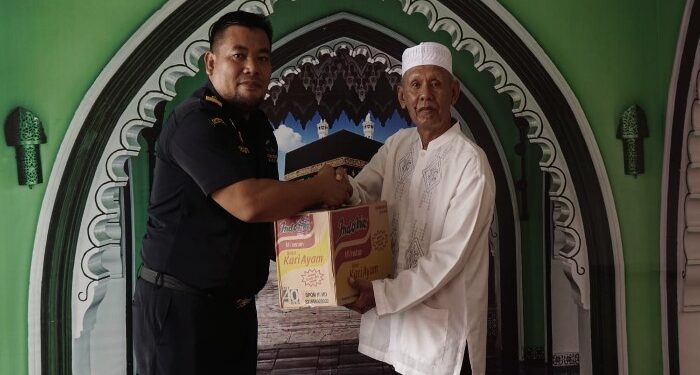 FOTO: MATAKALTENG - Petugas Bea Cukai Palangka Raya, pada saat menyerahkan bantuan kepada pengurus panti asuhan Al Mim.