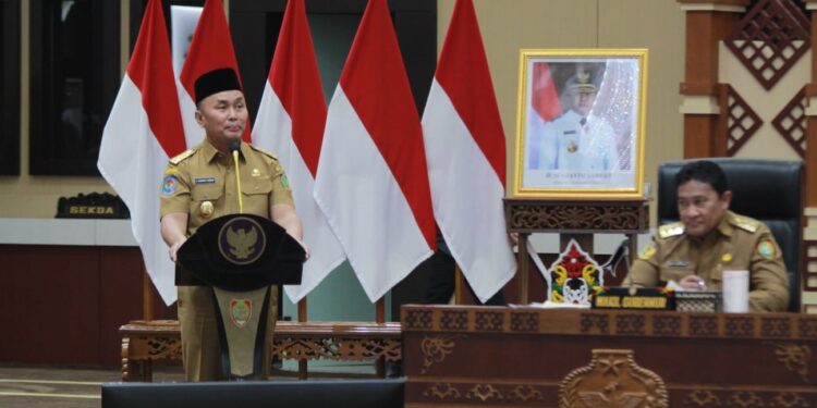 FOTO: OLIVIA/MATAKALTENG - Gubernur Kalimantan Tengah, H Sugianto Sabran memberikan arahan kepada para penjabat kepala daerah saat rapat koordinasi penyelenggaraan pemerintahan di daerah tahun 2024, di Aula Jayang Tingang, Kota Palangka Raya.