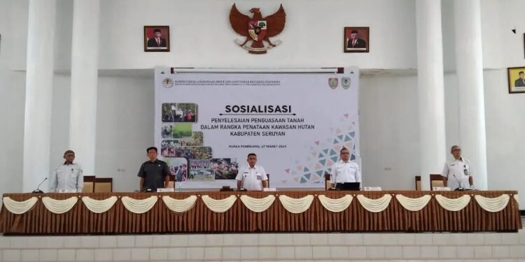 FOTO: PROKOM SERUYAN/MATA KALTENG - Staf Ahli Bupati Bidang Perkenomian dan Pembangunan Tunjarsyah (tengah) saat menghadiri agenda sosialisasi penyelesaian penguasaan tanah dalam rangka penataan kawasan hutan Kabupaten Seruyan di Aula Gedung DPRD Seruyan, kemarin.