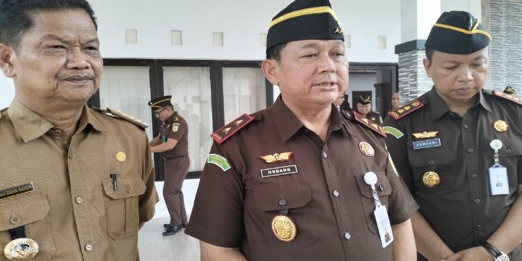 FOTO: ALDI/MATA KALTENG - Kajati Kalteng, Undang Mugopal (tengah) sata tengah diwawancarai oleh sejumlah awak media dalam kunkernya ke Kejari Seruyan beberapa waktu lalu.
