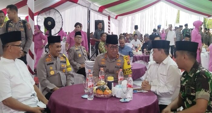 FOTO: AGUS/MATA KALTENG - Kapolda Kalteng saat melakukan kunjungan safari Ramadhan 1445 H di Halaman Gereja GKE Sampit.