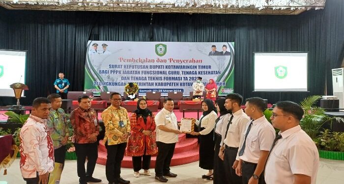 FOTO : DEVIANA/MATAKALTENG - Bupati Kotim Halikinnor saat menyerahkan SK pengangkatan, Kamis 28 Maret 2024.