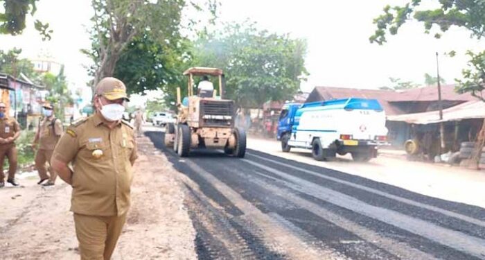 FOTO: DOK/MATA KALTENG - Perawatan jalan rusak di Jalam Kapten Mulyono, Sampit, Kotim.