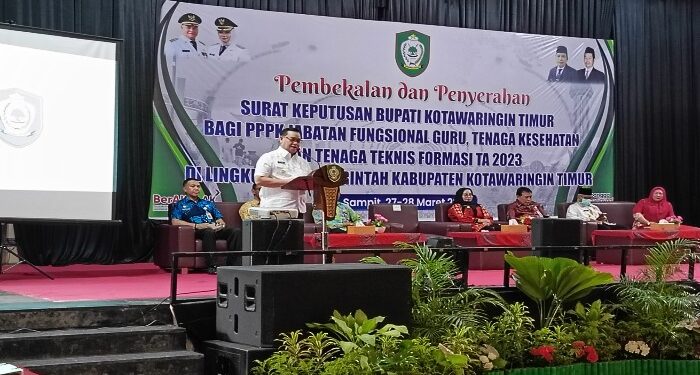 FOTO: DEVIANA/MATAKALTENG - Bupati Kotim Halikinnor sambutan saat kegiatan penyerahan SK pengangkatan PPPK, Kamis 28 Maret 2024.