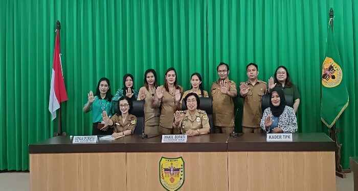 FOTO : DISKOMINFO SANTIK/MATA KALTENG - Wakil Bupati Gumas Efrensia LP Umbing didampingi Kepala DP2KBP3A Rina Sari ketika berfoto bersama dengan pegawai DP2KBP3A usai mengikuti kelas TPK hebat seri I tingkat nasional secara virtual, di ruang rapat lantai 1 kantor bupati, Selasa, 26 Maret 2024.