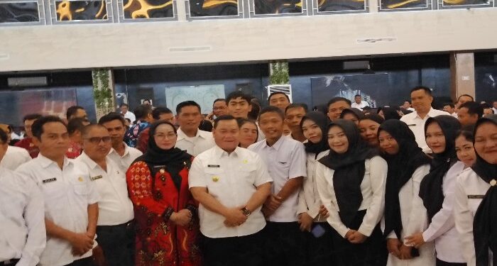 FOTO : DEVIANA/MATAKALTENG - Bupati Kotim Halikinnor didampingi wakilnya Irawati saat bersama tenaga PPPK, Kamis 28 Maret 2024.