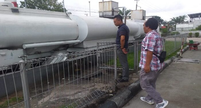 FOTO: IST/MATA KALTENG - Anggota Satreskrim Polres Kotim saat melakukan pengecekan tangki penimbunan SPBU di Sampit.