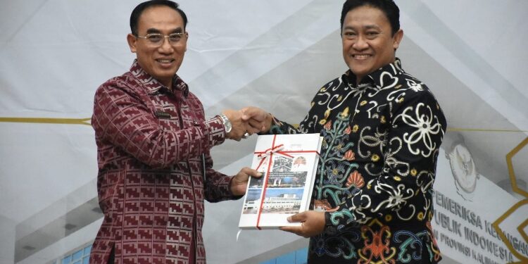 FOTO: IST/MATAKALTENG - Wagub Edy Pratowo Serahkan LKPD 2023 Unaudited kepada BPK RI Perwakilan Kalteng.