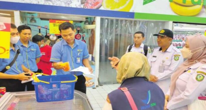 FOTO: IST/MATA KALTENG - Sidak mamin di supermarket yang ada di Kota Sampit oleh BBPOM Palangkaraya dan instansi terkait, 28 Maret 2024.