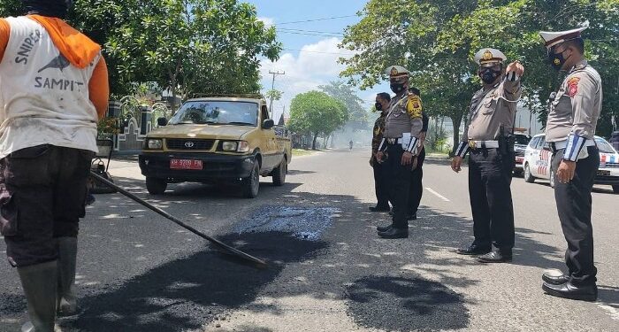 FOTO: IST/MATA KALTENG - Perbaikan jalan dengan tambal sulam di Jalan S Parman, Sampit beberapa waktu lalu.