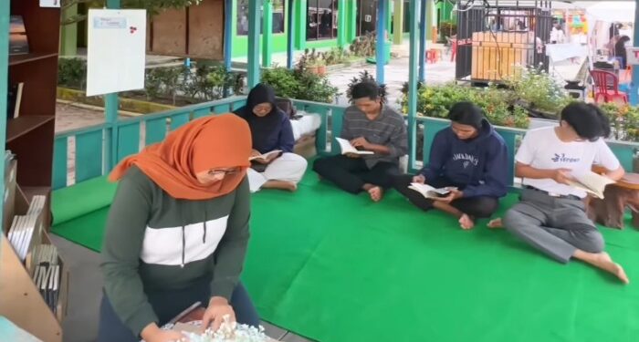 FOTO: IST/MATA KALTENG - Pojok literasi yang digagas sejumlah mahasiswa pada Universitas Muhammadiyah Sampit dalam kegiatan bazar Ramadhan belum lama ini.