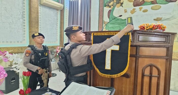 FOTO: MATAKALTENG - Petugas melakukan sterilisasi menggunakan Metal detektor di dalam gereja Buntok.