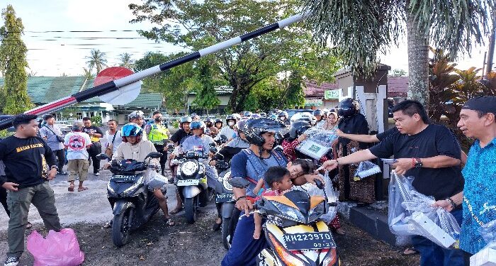 FOTO: RZL/MATAKALTENG - Tim Macan Kalteng saat berbagi takjil di halaman Polsek Pahandut.