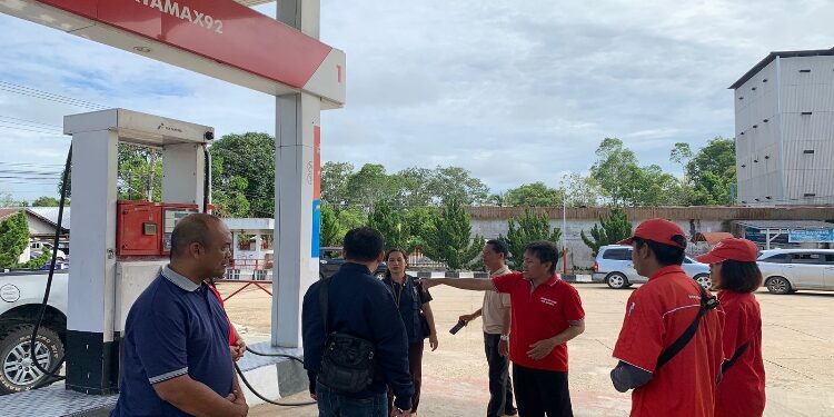 FOTO: IST/MATAKALTENG - Sat Reskrim Polres Barsel saat melakukan pemeriksaan SPBU.