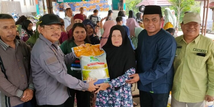 FOTO: IST/MATAKALTENG - Sekda Kalteng, H Nuryakin didampingi Ketua Kadin Kalteng g, Dr H Rahmat Hamka, menyerahkan beras subsidi kepada masyarakat secara simbolis.
