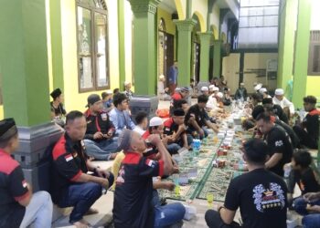FOTO: AGUS/MATA KALTENG - Komunitas king saat melaksanakan buka bersama dengan warga di Masjid Nurul Anwar, Sabtu 30 Maret 2024.