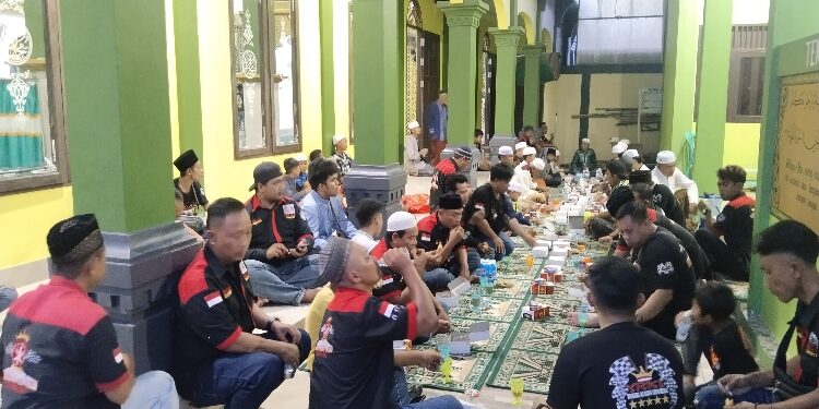 FOTO: AGUS/MATA KALTENG - Komunitas king saat melaksanakan buka bersama dengan warga di Masjid Nurul Anwar, Sabtu 30 Maret 2024.