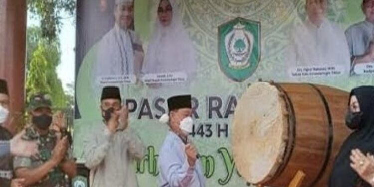 FOTO: IST/MATA KALTENG - Bupati Kotim Halikinnor saat menabuh bedug dalam pembukaan Pasar Ramadan.