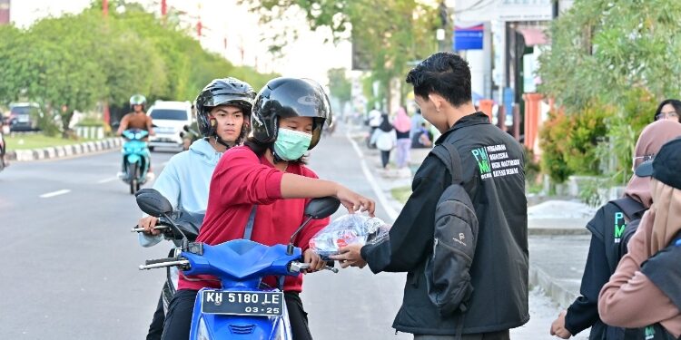 FOTO: IST/MATAKALTENG - Tim survei PM-MK Berkah berbagi kebaikan kepada masyarakat dengan membagikan takjil.