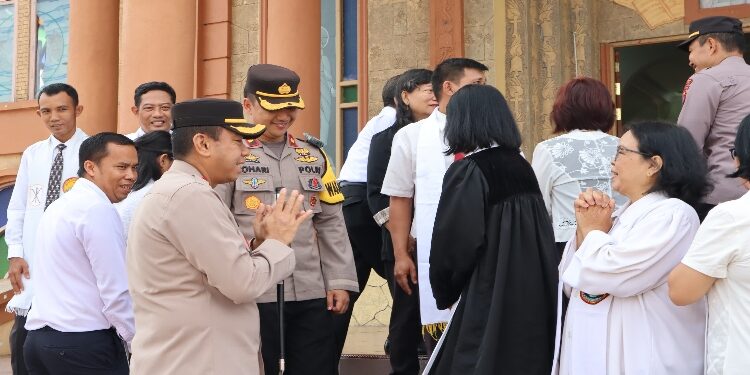 FOTO: MATAKALTENG - Kapolres Barsel AKBP Asep Bangbang Saputra saat meninjau sejumlah gereja di Buntok.