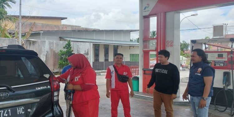 FOTO: IST/MATA KALTENG - Anggota Satreskrim Polres Gumas ketika melakukan pengecekan SPBU, Minggu 31 Maret 2024.