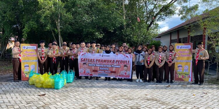 FOTO: IST/MATA KALTENG - Pembagian takjil gratis oleh Satgas Pramuka Peduli Kwarran Baamang, Minggu 30 Maret 2024.