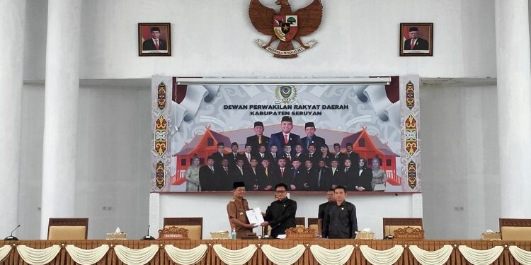 FOTO: ALDI/MATA KALTENG - Wakil Ketua I DPRD, Seruyan Bambang Yantoko (tengah) saat menyerahkan dokumen pokok-pokok pikiran DPRD Seruyan kepada Pj Bupati Seruyan, Djainuddin Noor (kiri) dalam rapat paripurna di Aula Gedung DPRD setempat, Senin 1 April 2024