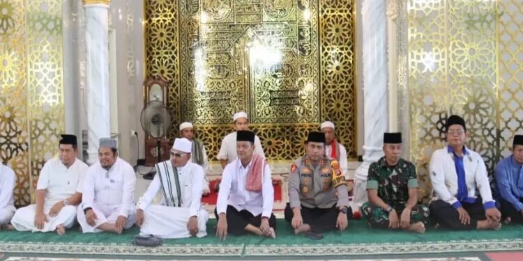 FOTO: PROKOM SERUYAN/MATA KALTENG - Pj Bupati Seruyan, Djainuddin Noor beserta sejumlah pihak terkait saat menghadiri kegiatan Safari Ramadan di Masjid Fathul Jannah H. Hudri Bin Jamher, Desa Telaga Pulang, Kecamatan Danau Sembuluh, beberapa waktu lalu.